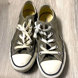 Converse: Men’s converse size 4
